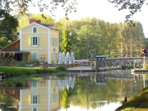 An old lock keepers cottage converted to a restaurant.... the locks are now automated, but have lockkeepers nearby for when they break down. It only happened twice during our week 