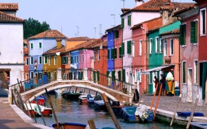 We love the colours of Venice, even though often the first impression is quite dull due to the dampness everywhere
