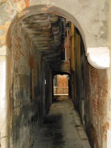 One of the many dark alleys all sitting on water