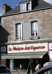 Our local vigneron (bottle shop), although wine can be bought just about anywhere..... service stations, some bakeries, grocery shops and even some pharmacies !!!!